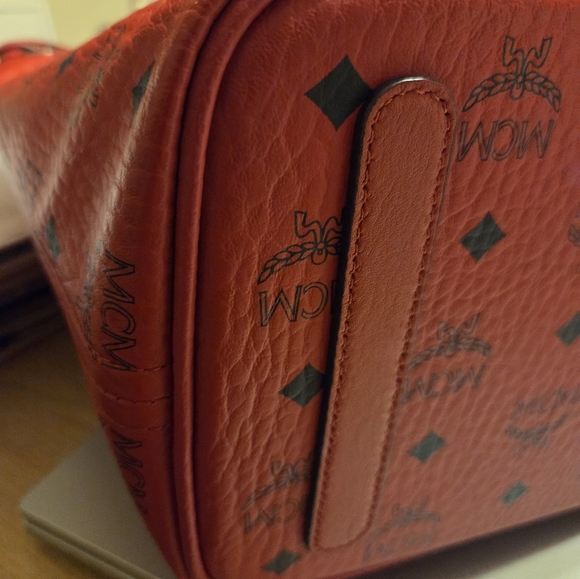 AUTHENTIC MCM Liz medium Red reversible shopper tote,with detachable zip pouch - Picture 11 of 16